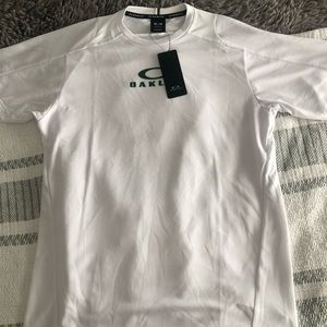 brand new oakley t shirt